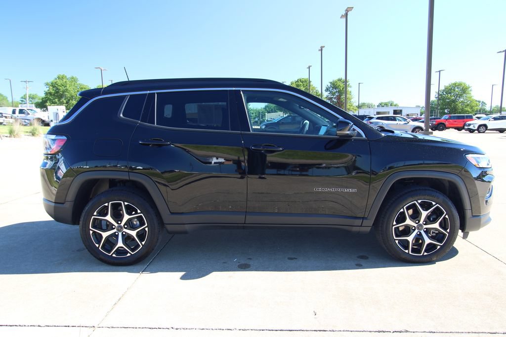 Used 2025 Jeep Compass Limited AWD/4WD image 4