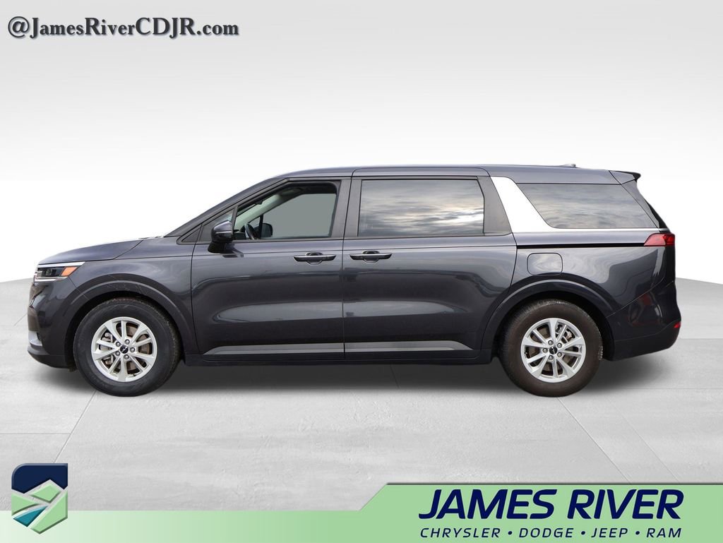 Used 2023 Kia Carnival LX image 2