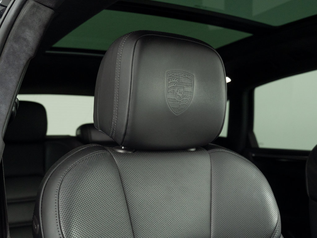 Certified 2021 Porsche Macan Turbo AWD/4WD image 44