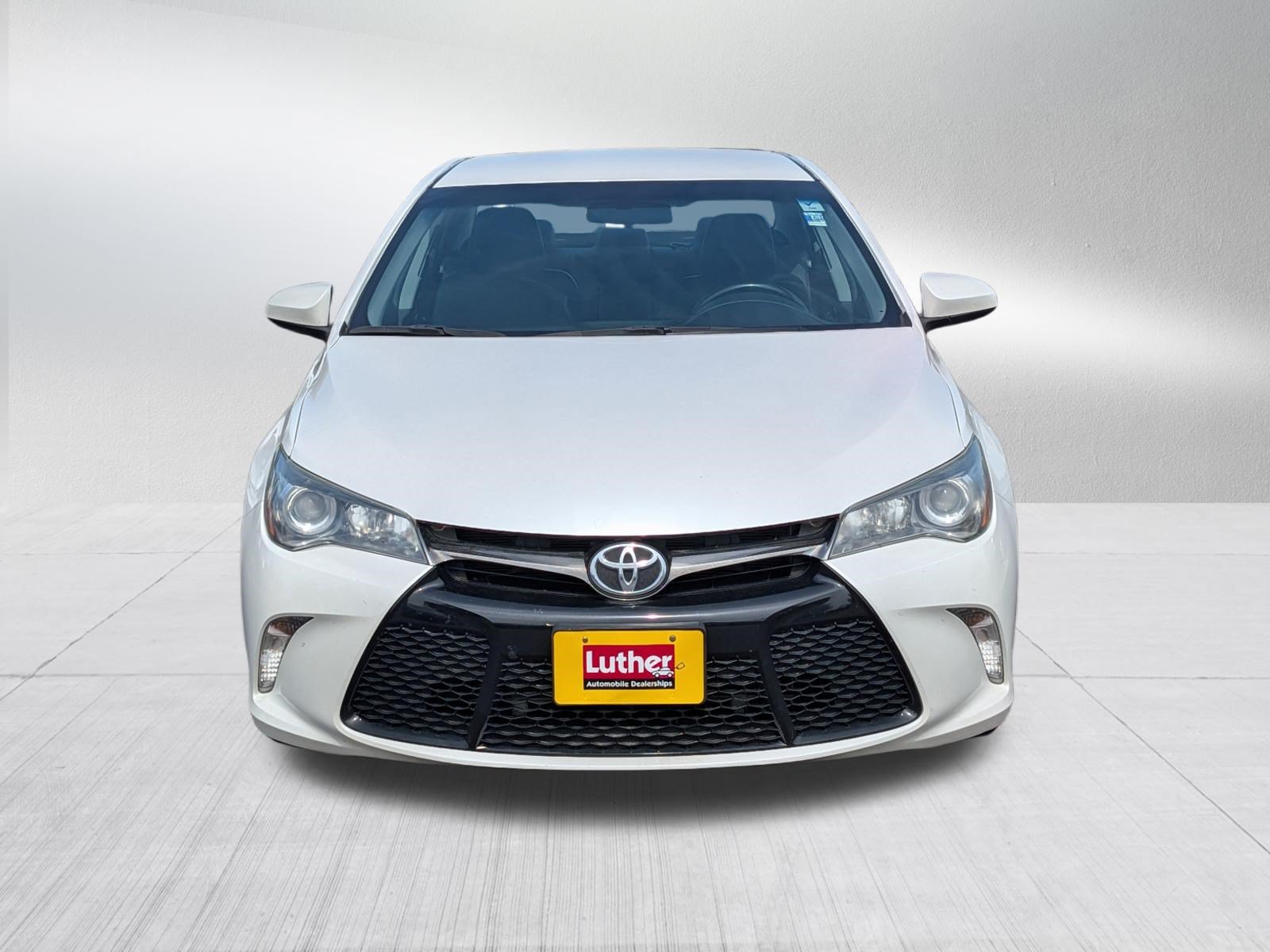 Used 2015 Toyota Camry SE FWD image 2