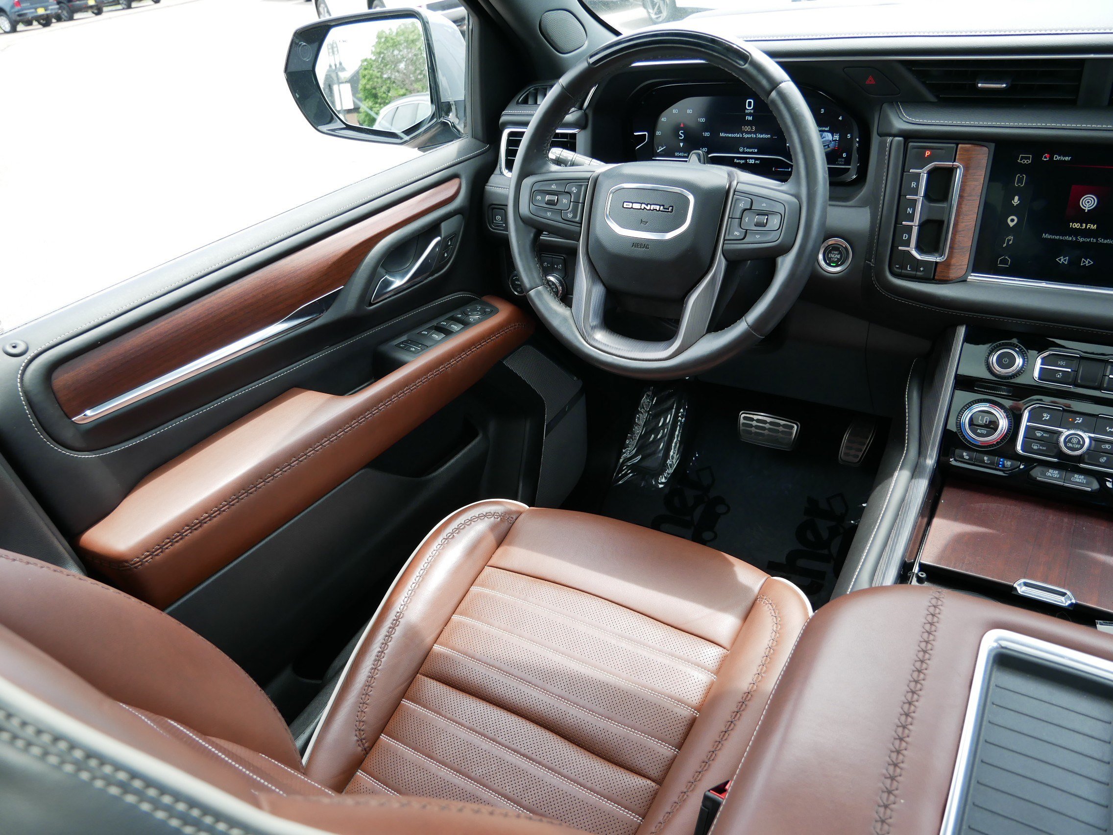 Used 2024 GMC Yukon Denali Ultimate AWD/4WD image 9