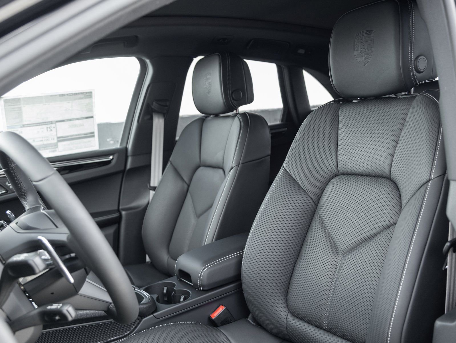 Certified 2025 Porsche Macan image 5