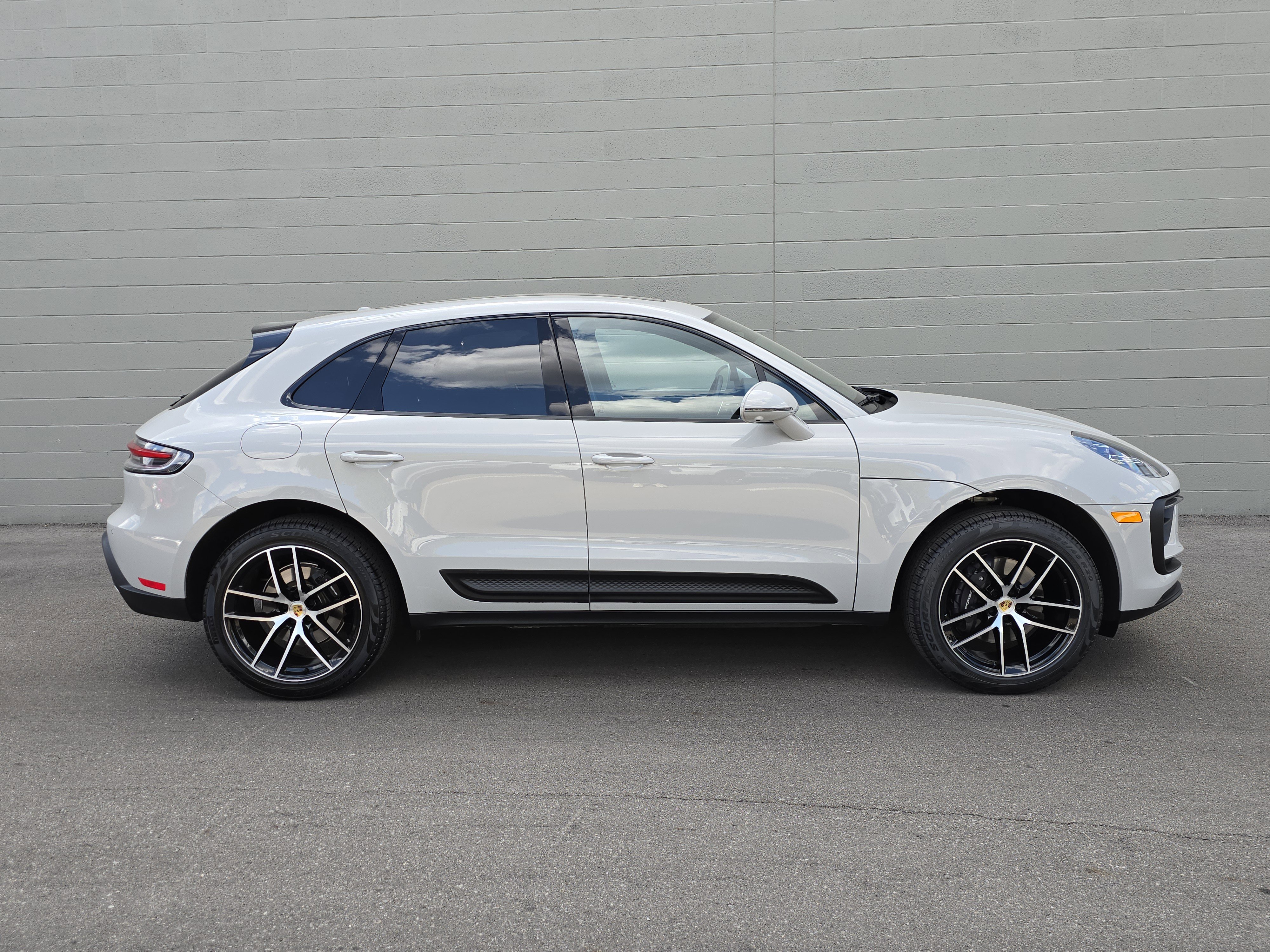 Certified 2025 Porsche Macan image 10