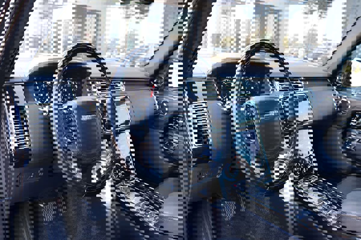 Used 2018 Land Rover Range Rover HSE image 12