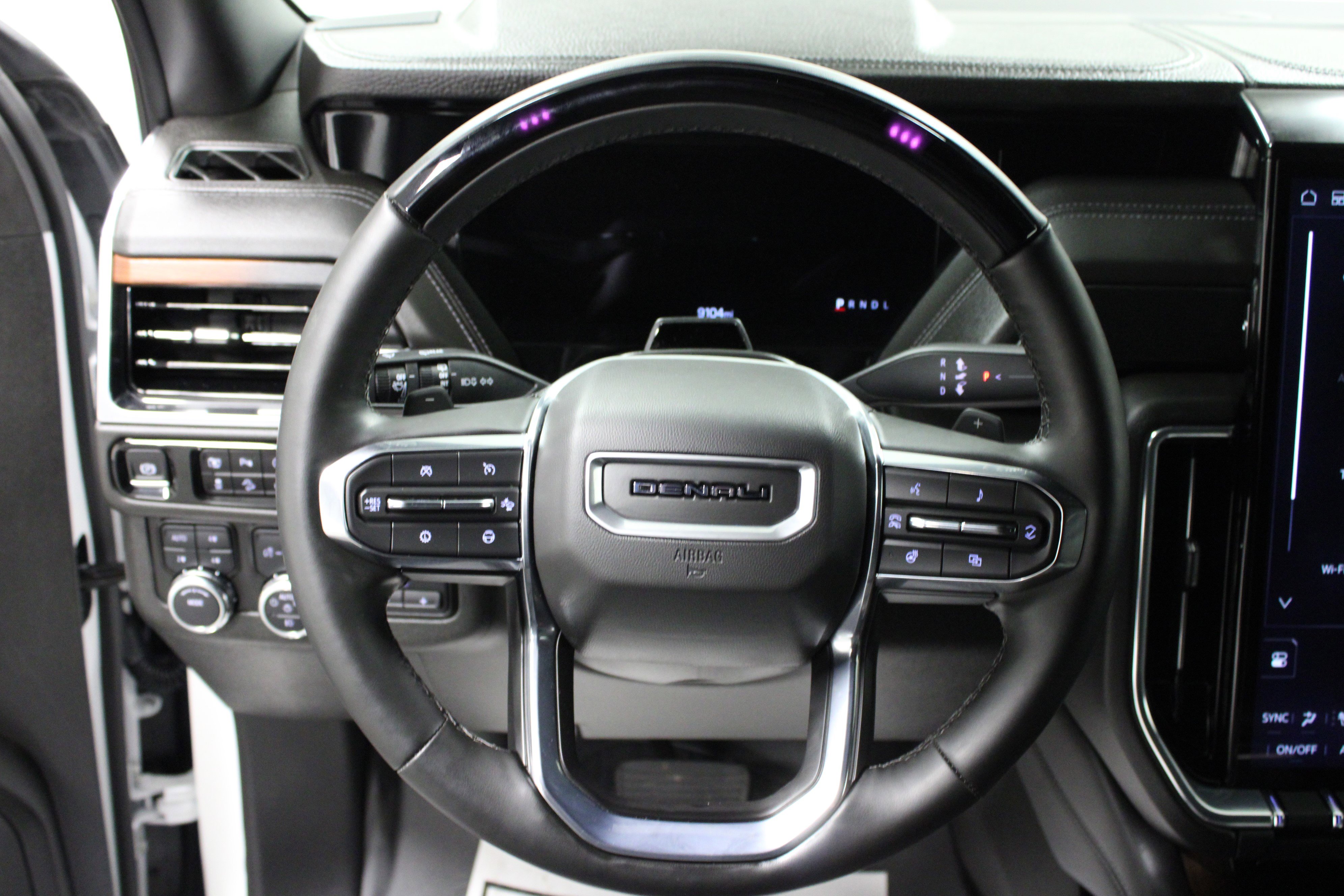 Used 2025 GMC Yukon Denali w/ Advanced Technology Package image 19