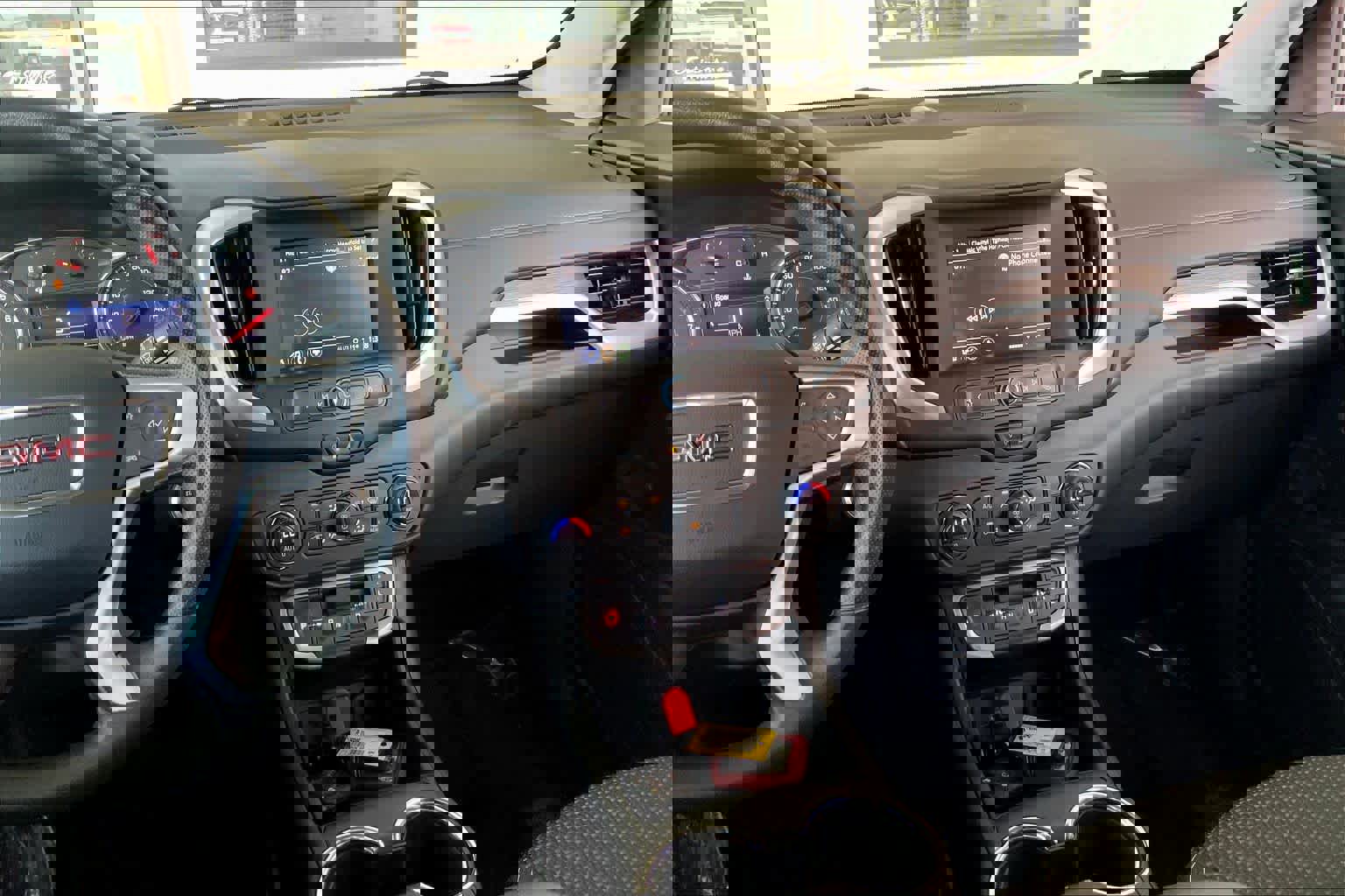 Used 2023 GMC Terrain SLE w/ Driver Convenience Package image 6