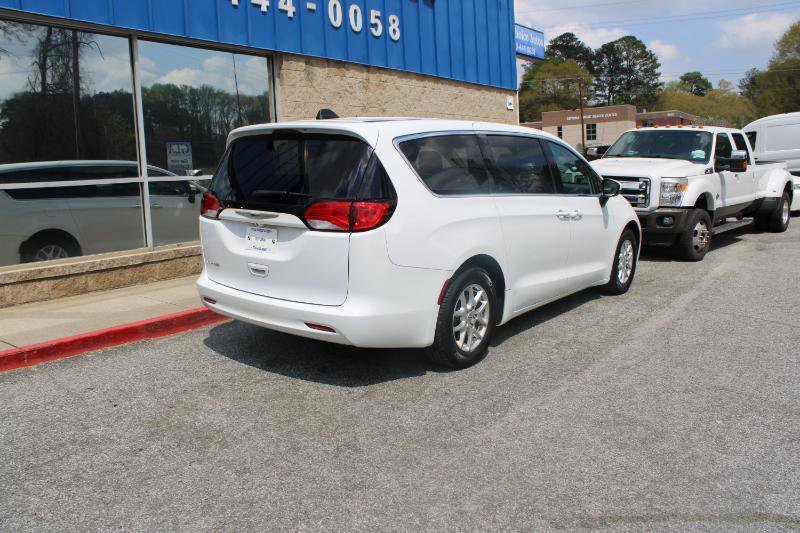 Used 2022 Chrysler Voyager LX image 5