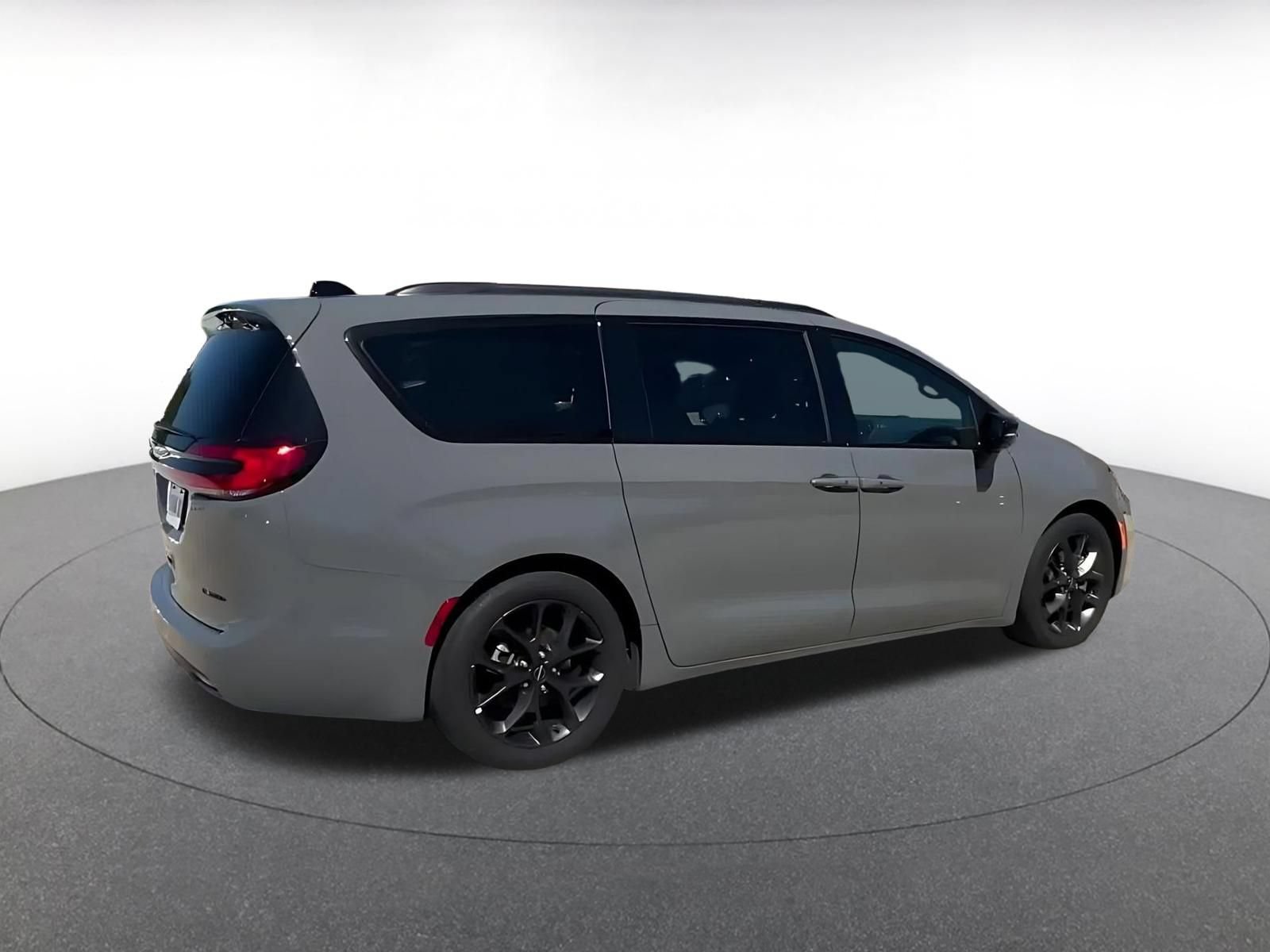 Used 2025 Chrysler Pacifica Limited FWD image 15