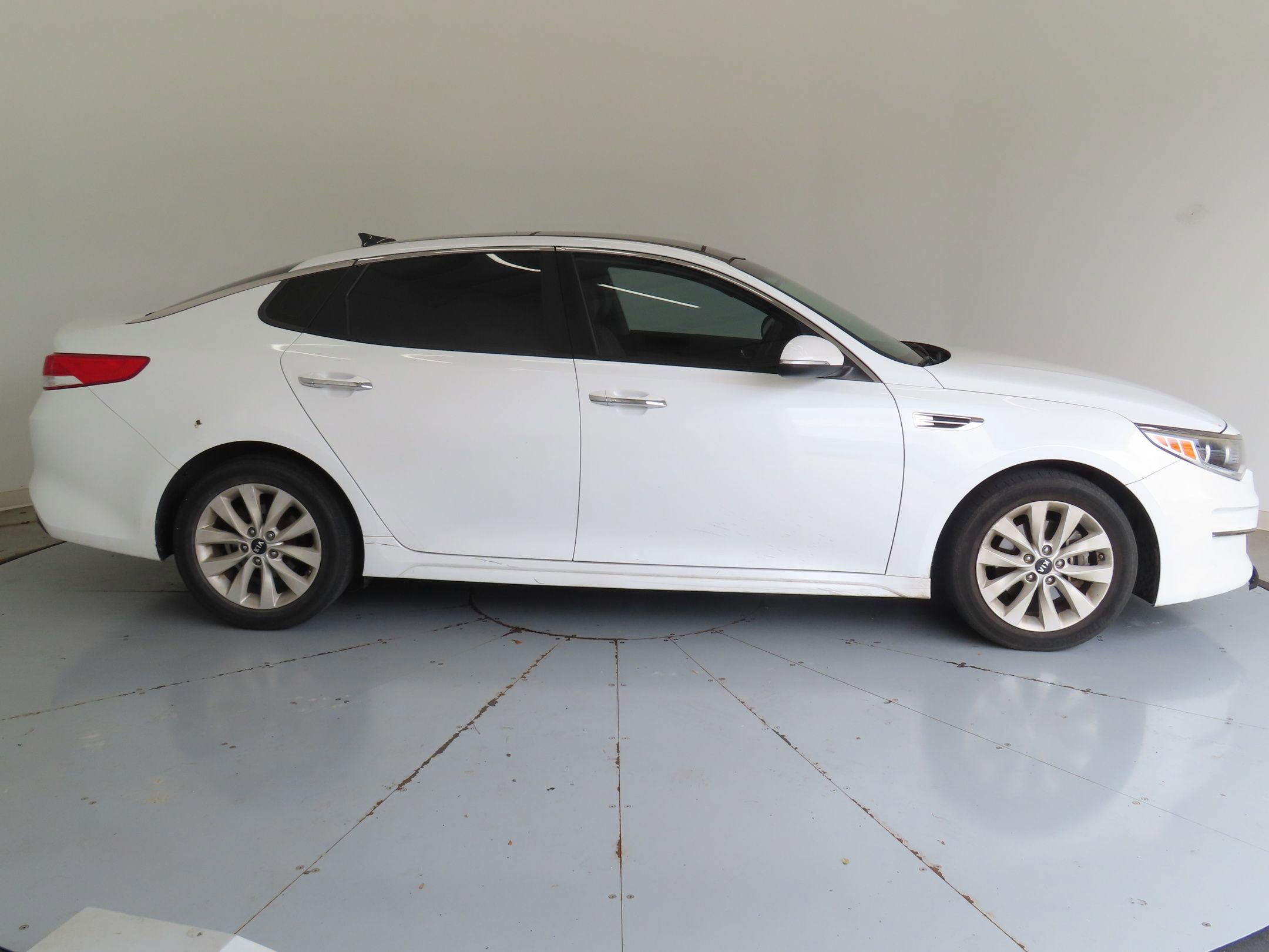 Used 2016 Kia Optima EX w/ Premium Package FWD image 2