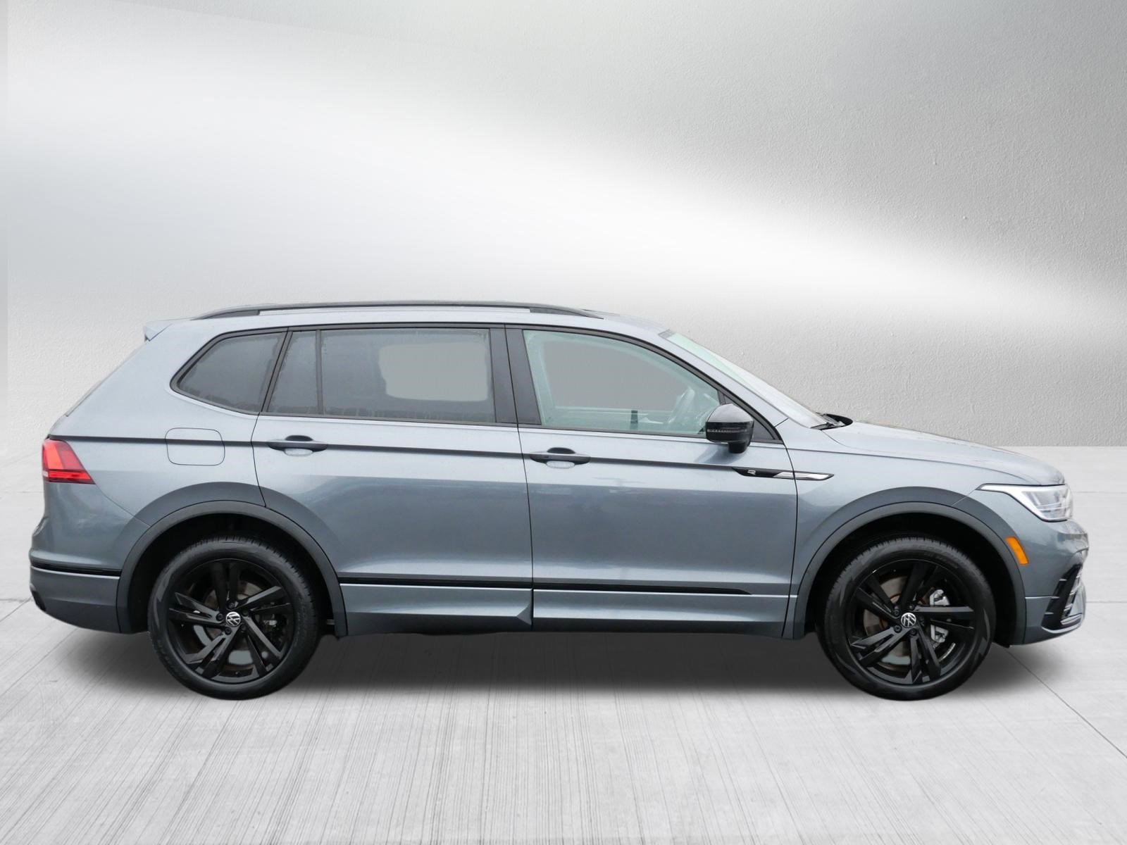Certified 2023 Volkswagen Tiguan SE R-Line image 8