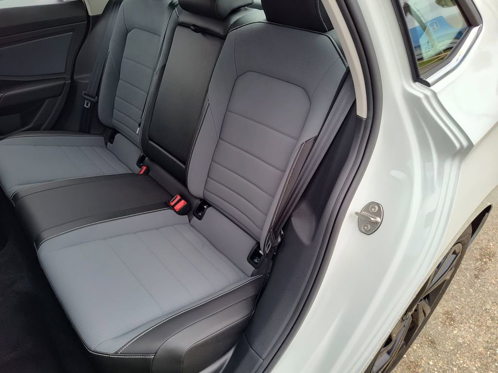 Used 2025 Volkswagen Jetta SE w/ Black Wheel Package image 33