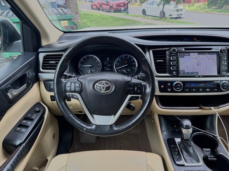 Used 2015 Toyota Highlander Limited Platinum AWD/4WD image 18