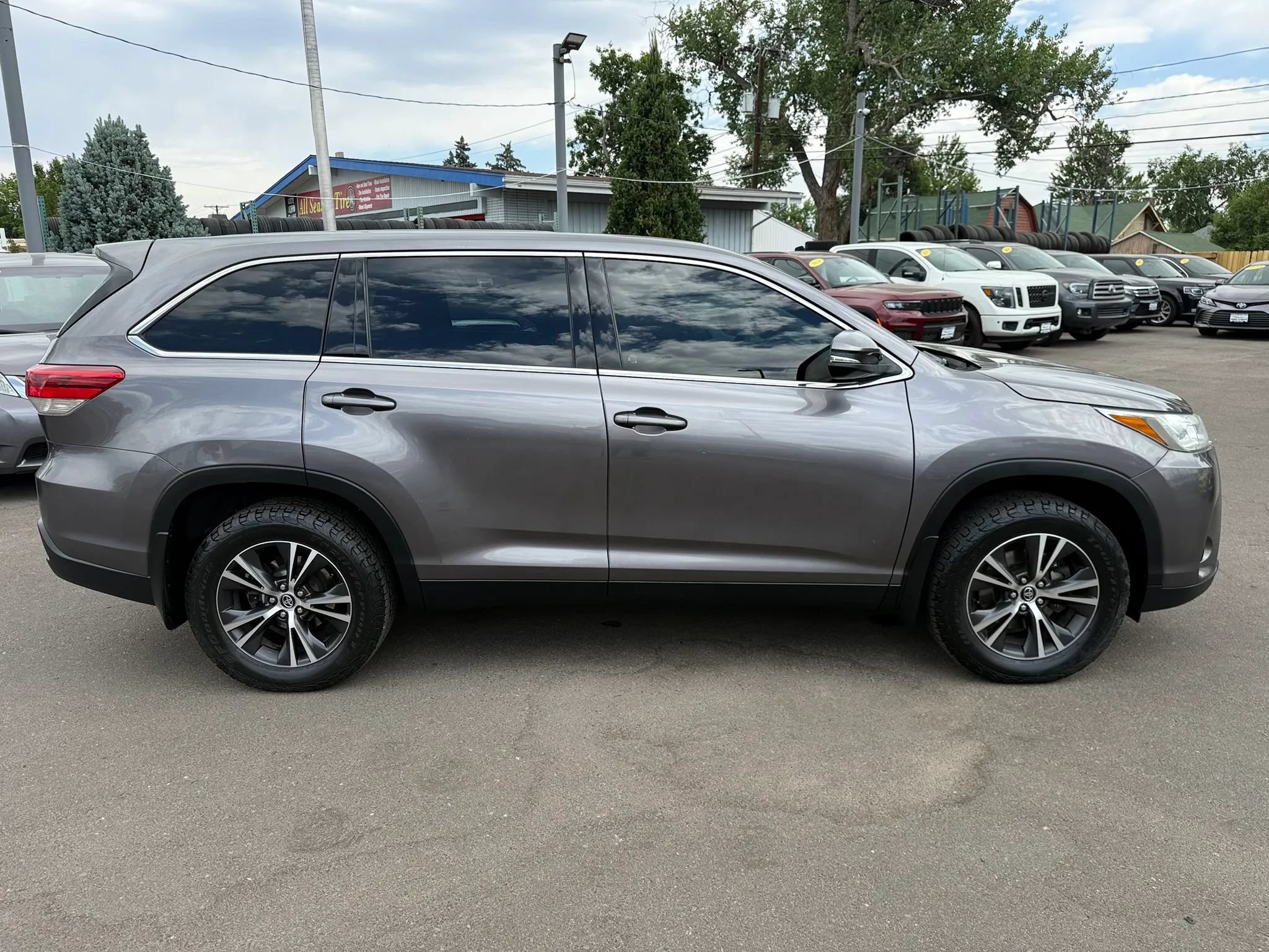 Used 2019 Toyota Highlander LE AWD/4WD image 10