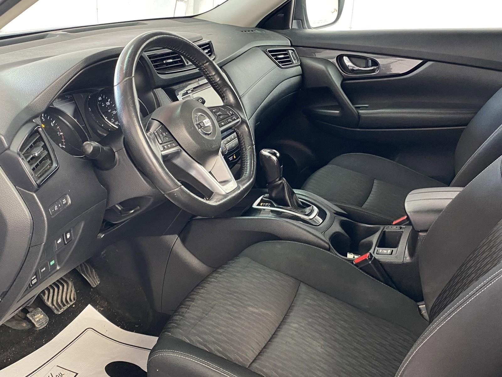 Used 2018 Nissan Rogue SV w/ Premium Package image 20