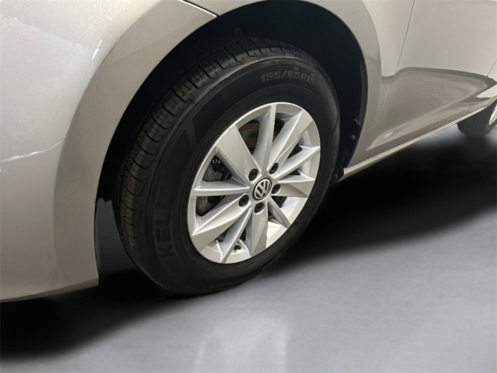 Used 2016 Volkswagen Golf S image 24