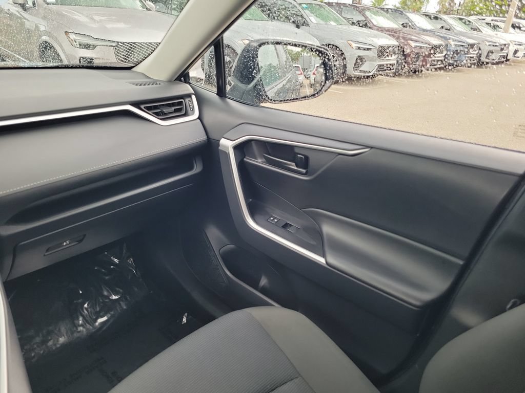 Used 2025 Toyota RAV4 LE AWD/4WD image 15