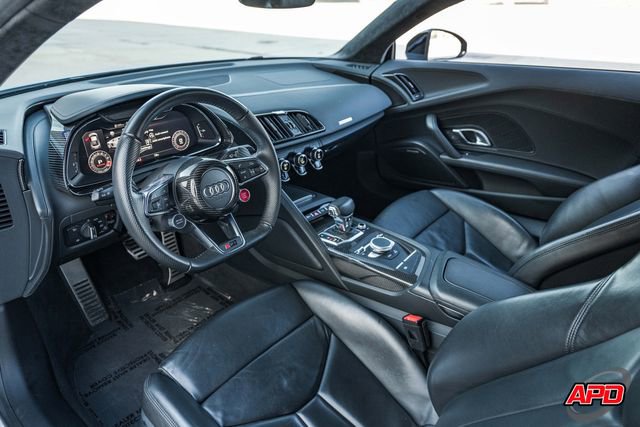 Used 2018 Audi R8 V10 w/ Premium Package image 2