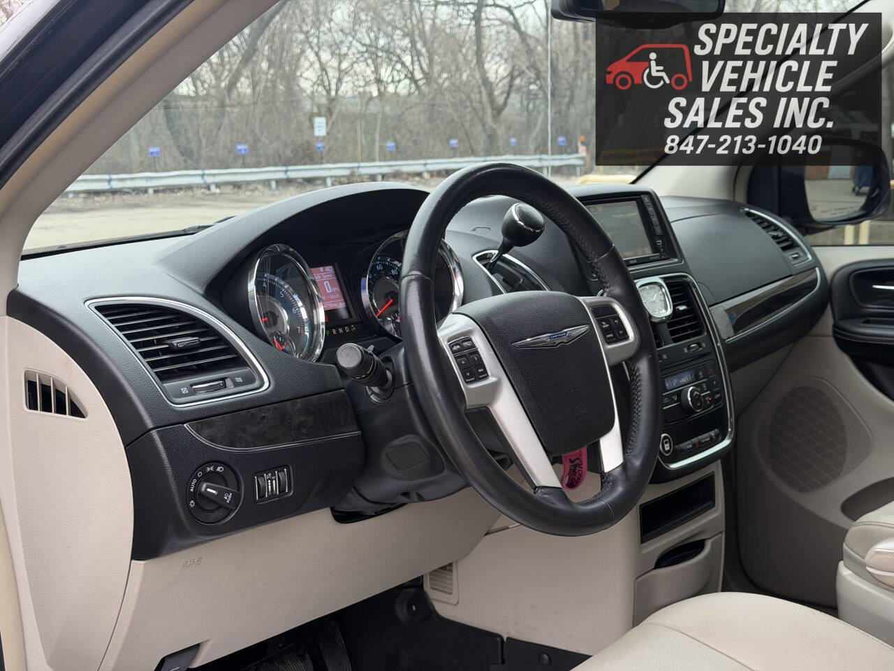 Used 2016 Chrysler Town & Country Touring FWD image 37