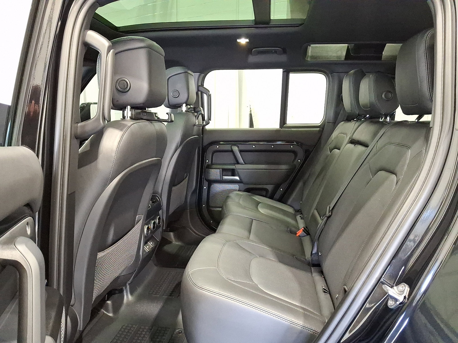 Certified 2023 Land Rover Defender 110 V8 image 9