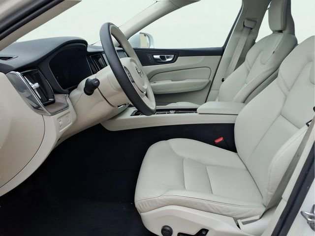 Used 2022 Volvo XC60 B5 Momentum AWD/4WD image 19