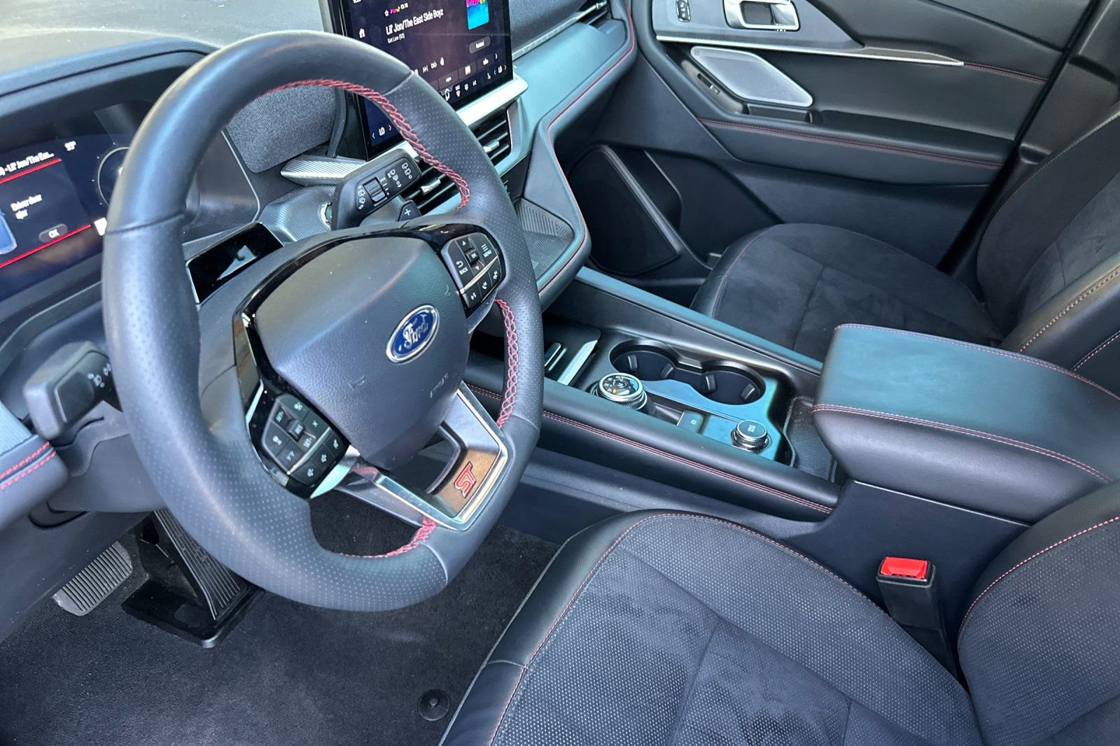 Used 2025 Ford Explorer ST image 4