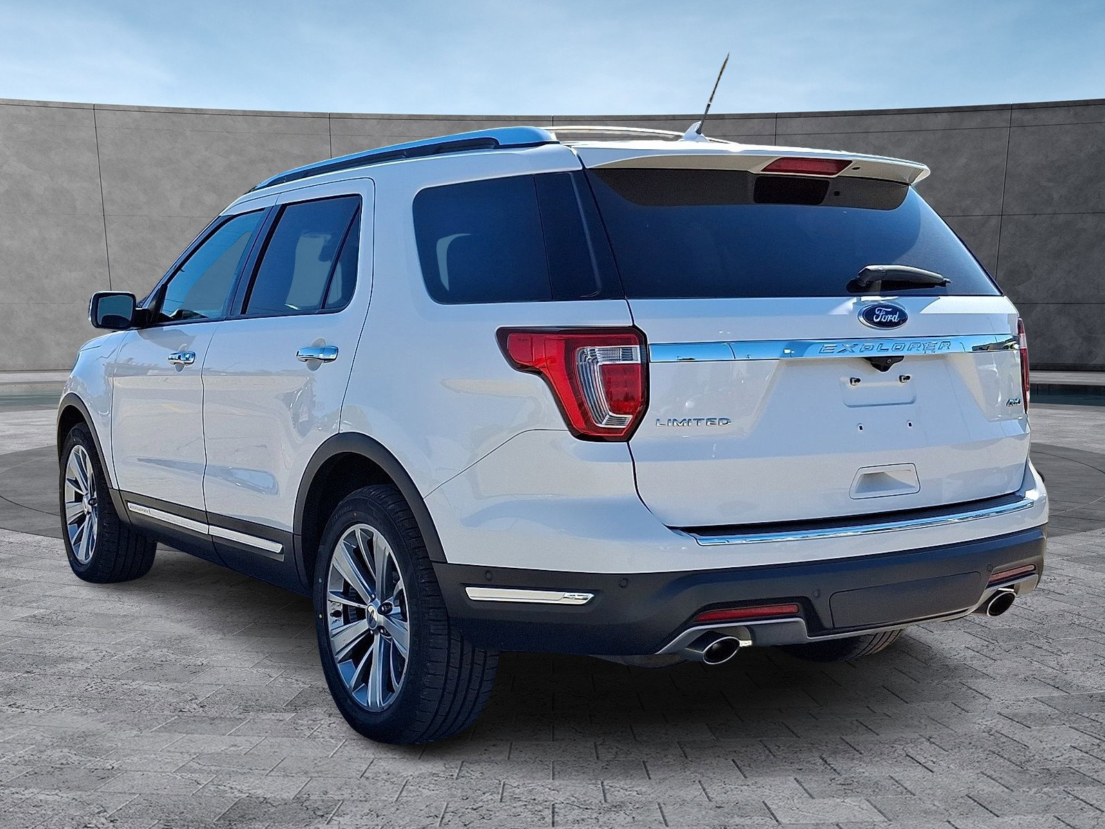 Used 2018 Ford Explorer Limited w/ Equipment Group 301A AWD/4WD image 8