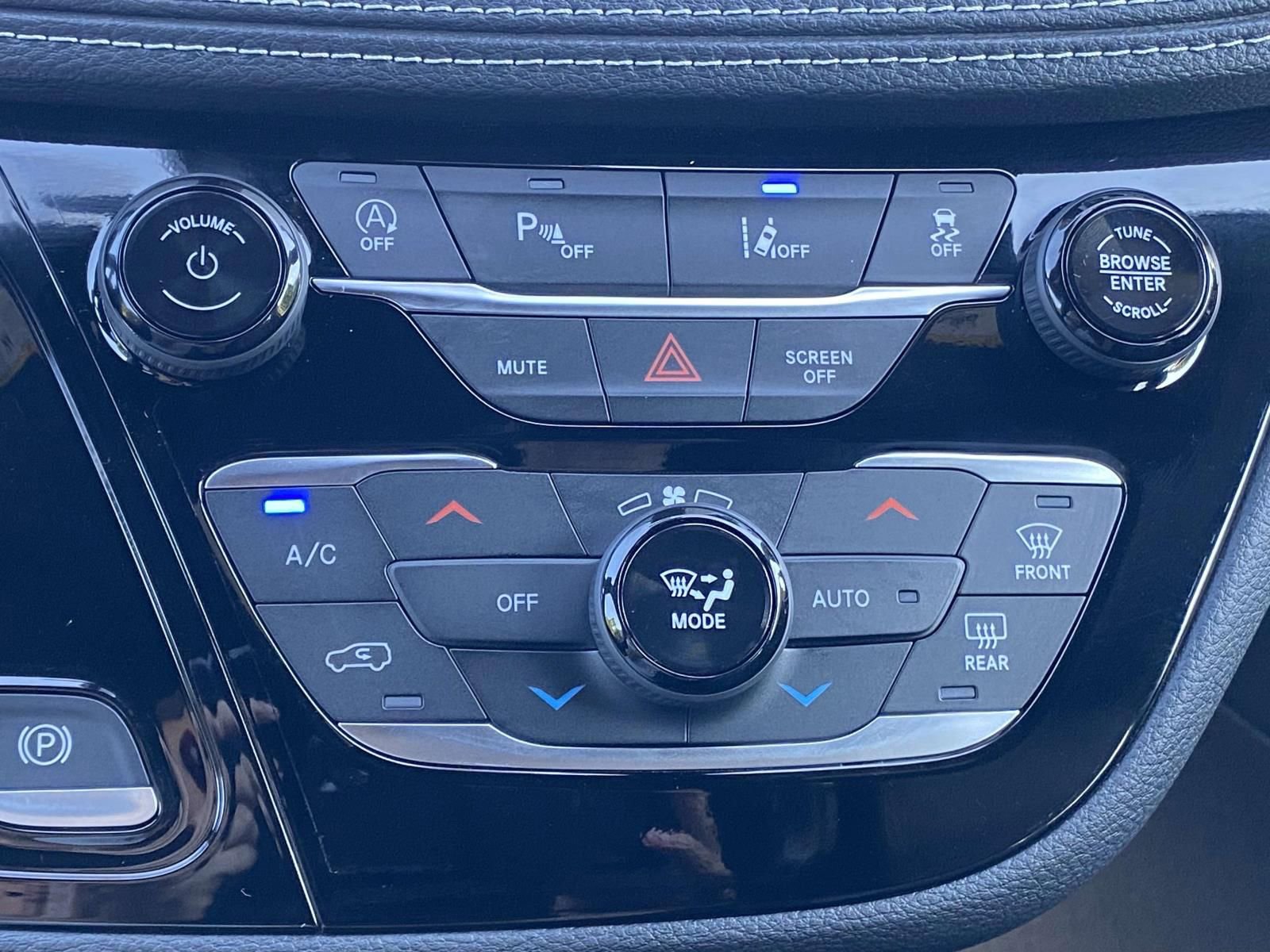 New 2026 Chrysler Pacifica Select AWD/4WD image 30