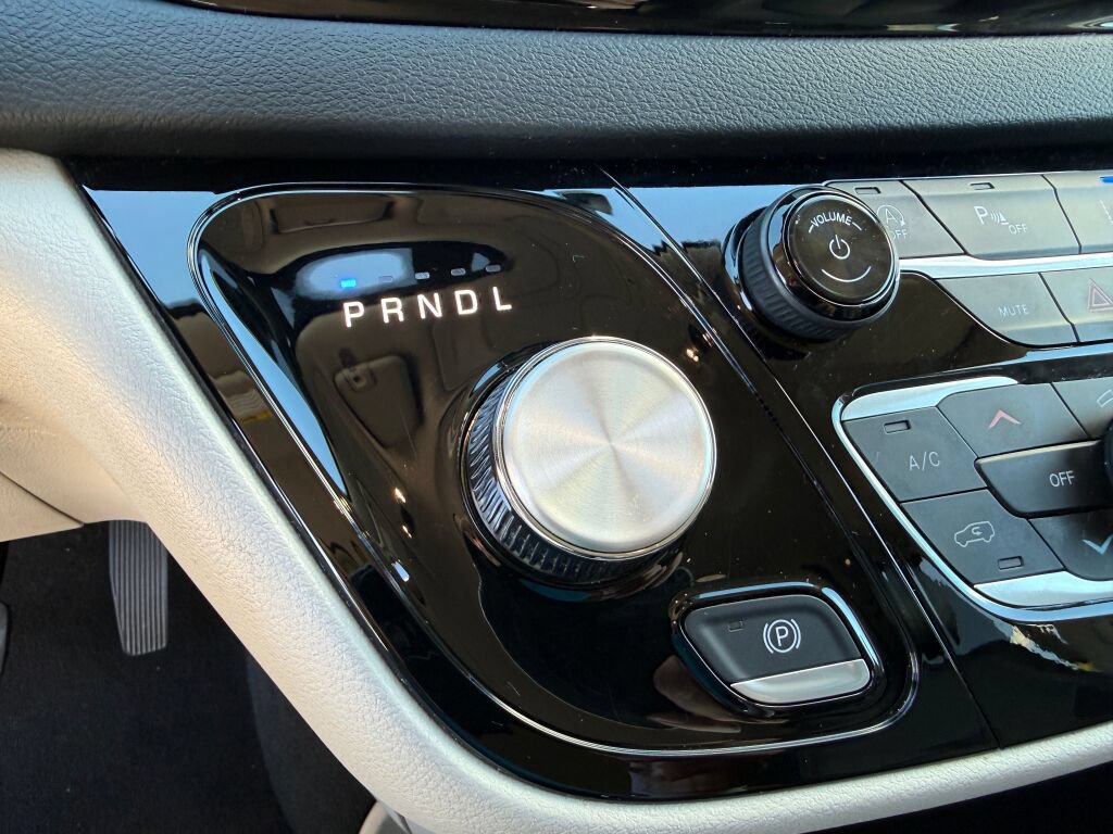 Used 2024 Chrysler Pacifica Touring-L FWD image 30