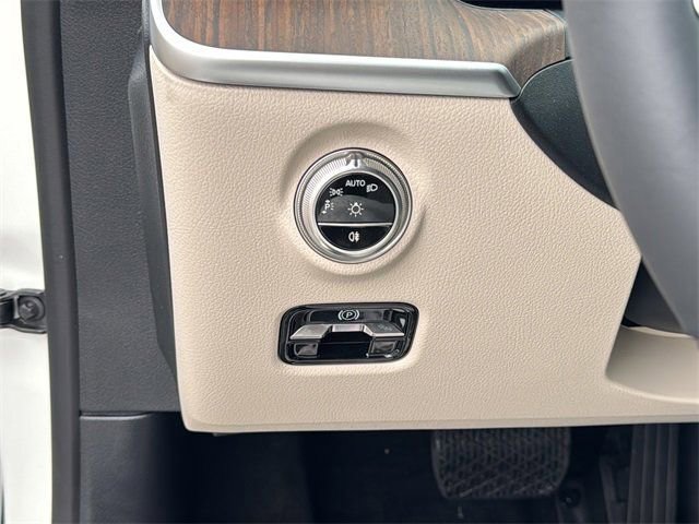 New 2025 Mercedes-Benz C 300 Sedan image 21