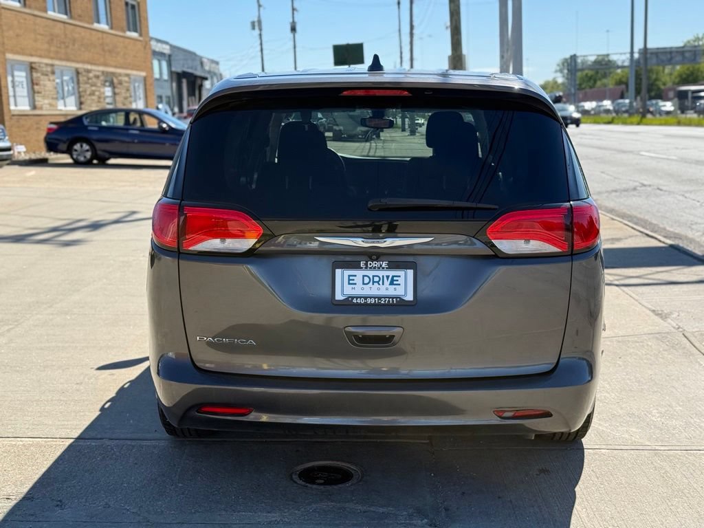 Used 2017 Chrysler Pacifica Touring FWD image 5