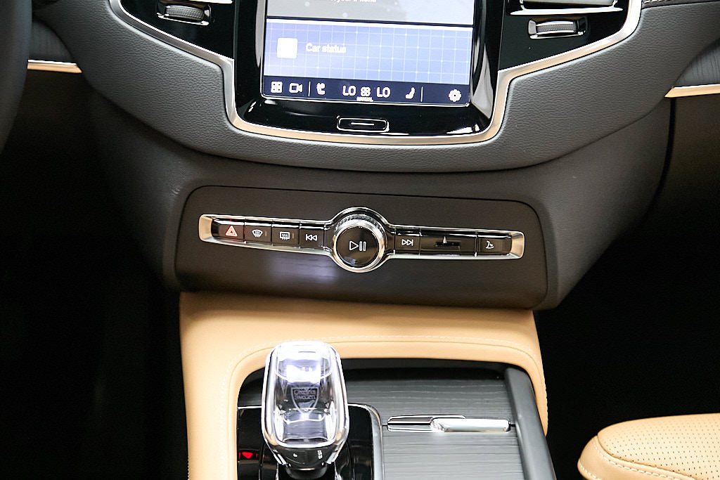 Certified 2024 Volvo XC90 T8 Ultimate w/ Protection Package Premier AWD/4WD image 33