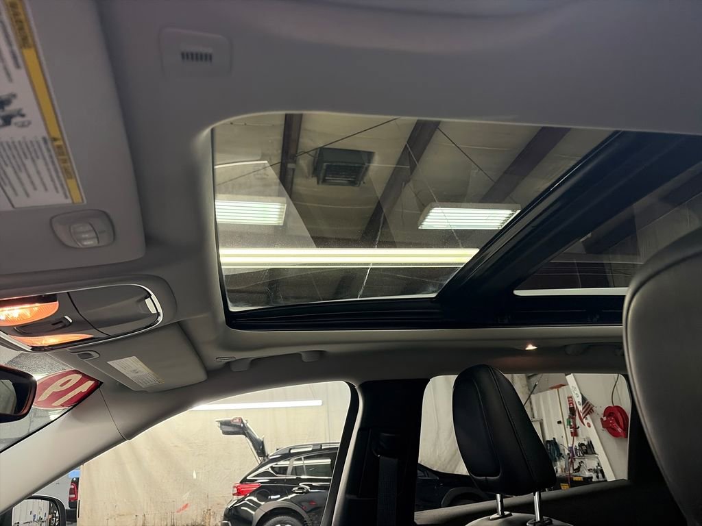 Used 2019 Jeep Cherokee Limited w/ Technology Group AWD/4WD image 16