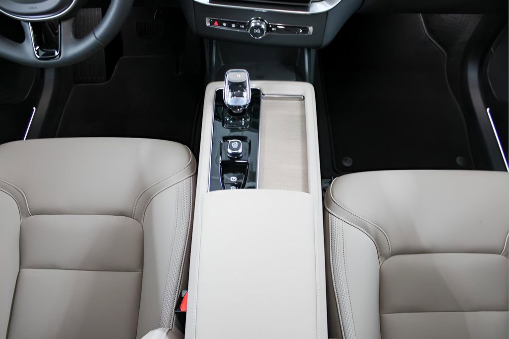 New 2026 Volvo XC90 B6 Plus w/ Protection Package Premier image 16