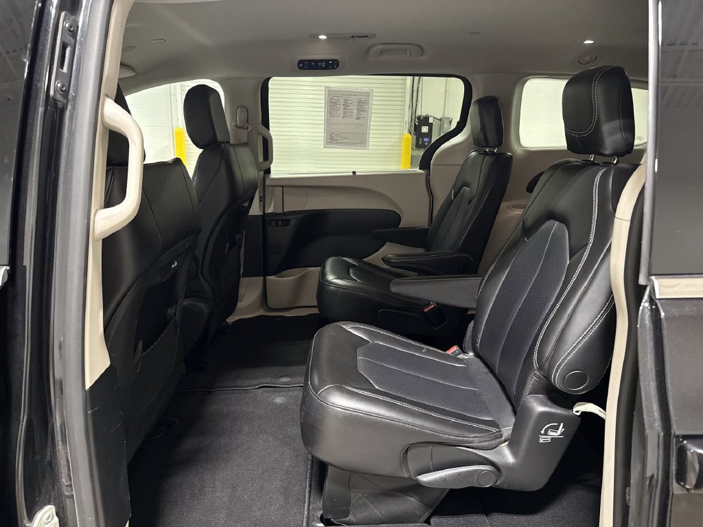 Used 2023 Chrysler Pacifica Touring-L FWD image 22