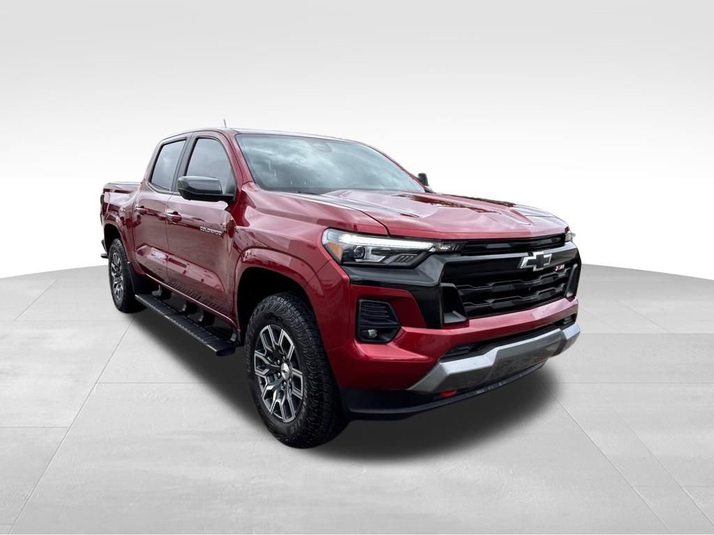 Used 2025 Chevrolet Colorado Z71 w/ Technology Package AWD/4WD image 2