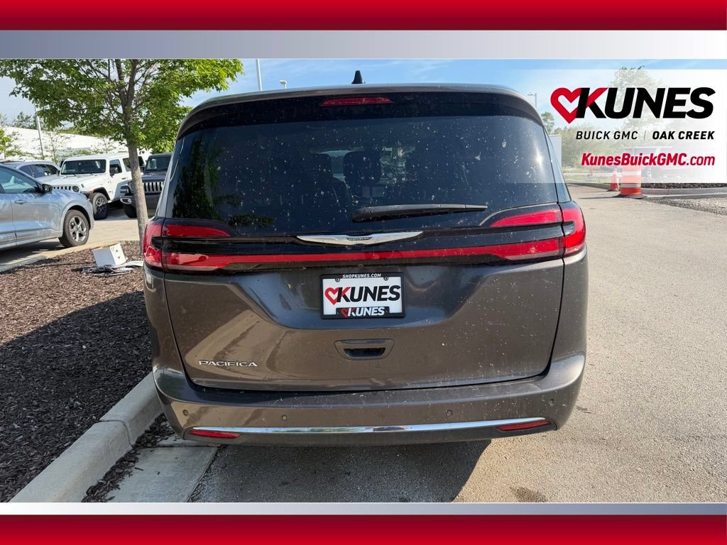 Used 2023 Chrysler Pacifica Touring-L FWD image 6
