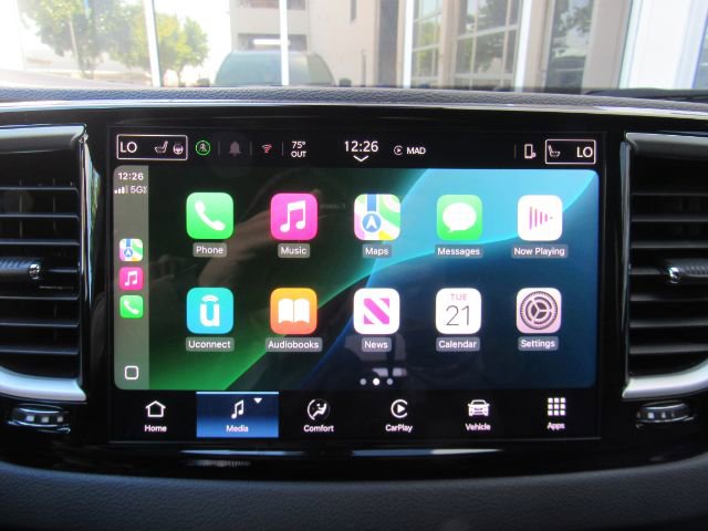 Used 2025 Chrysler Pacifica Select image 9