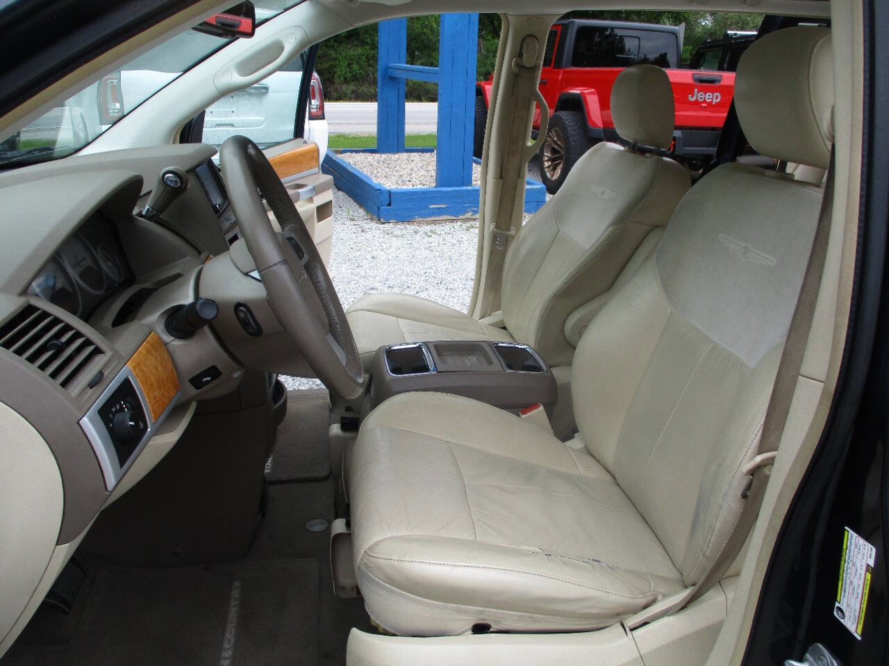 Used 2008 Chrysler Town & Country Limited w/ Entertainment Group #3 FWD image 19