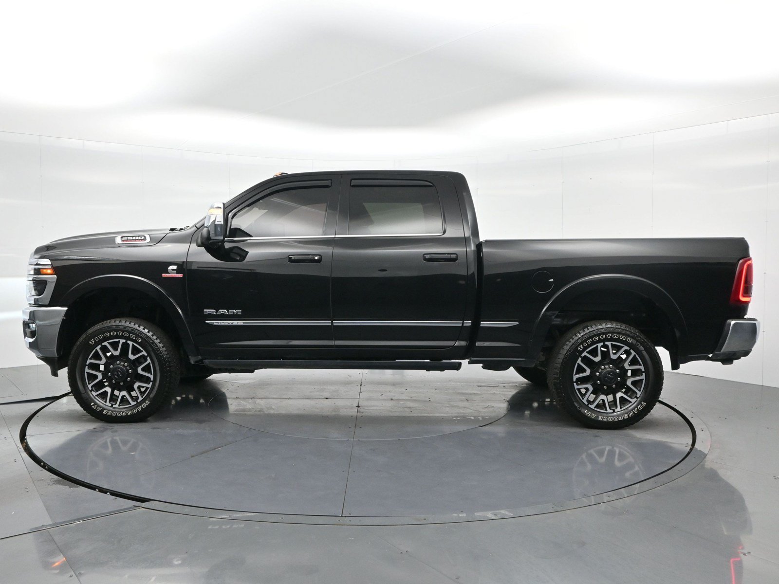 Used 2025 RAM 2500 Limited AWD/4WD image 8
