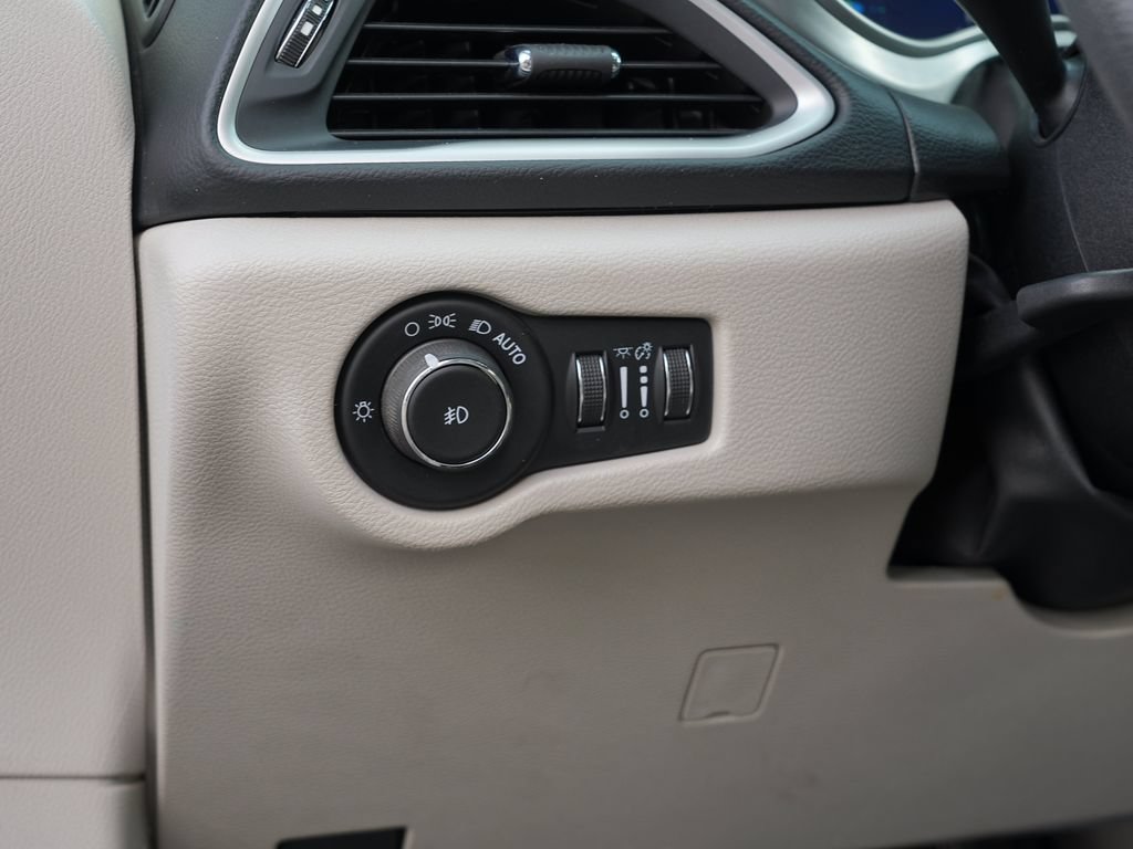 Used 2017 Chrysler Pacifica Touring Plus FWD image 17