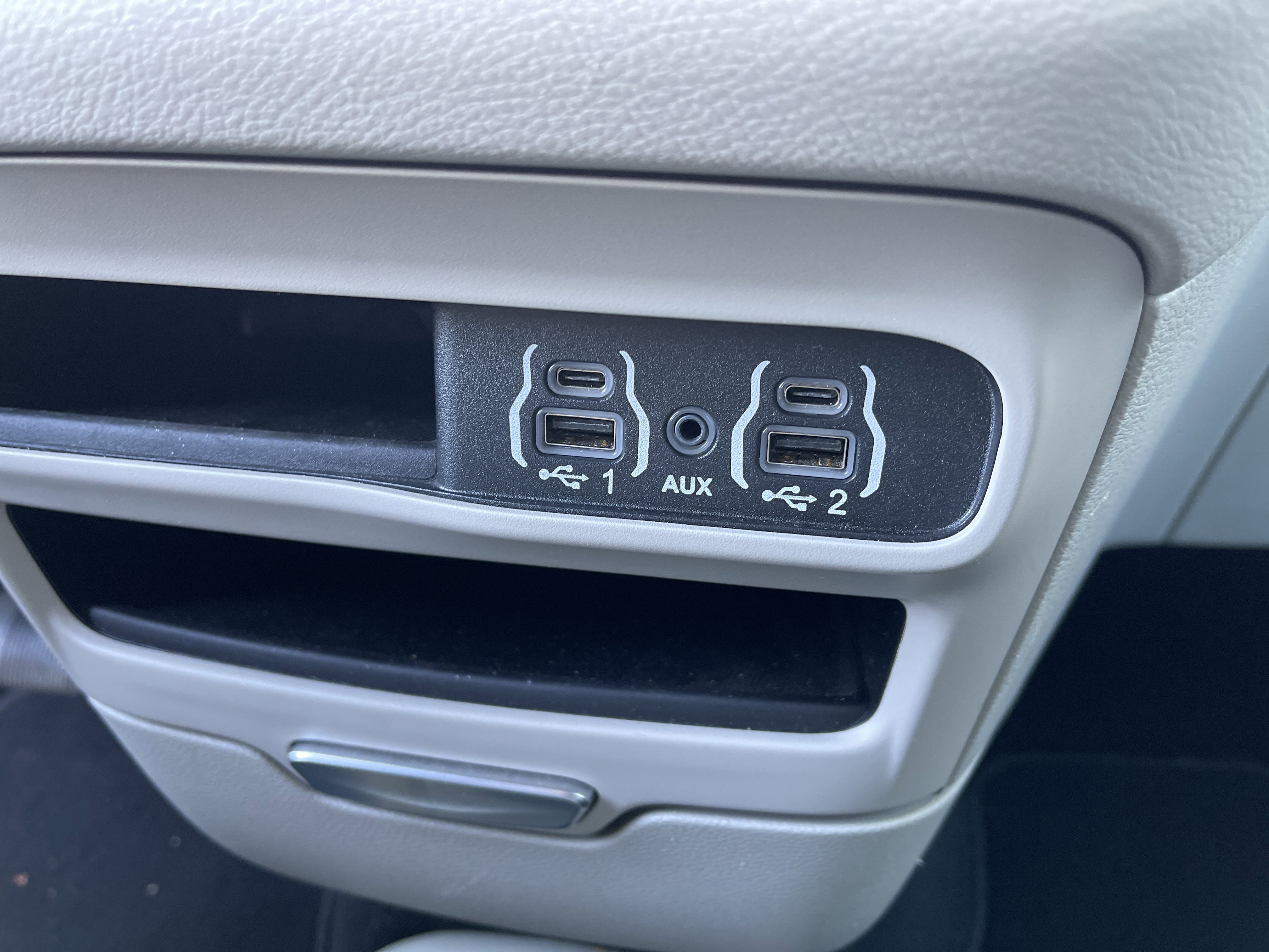 Used 2024 Chrysler Pacifica Touring-L image 30