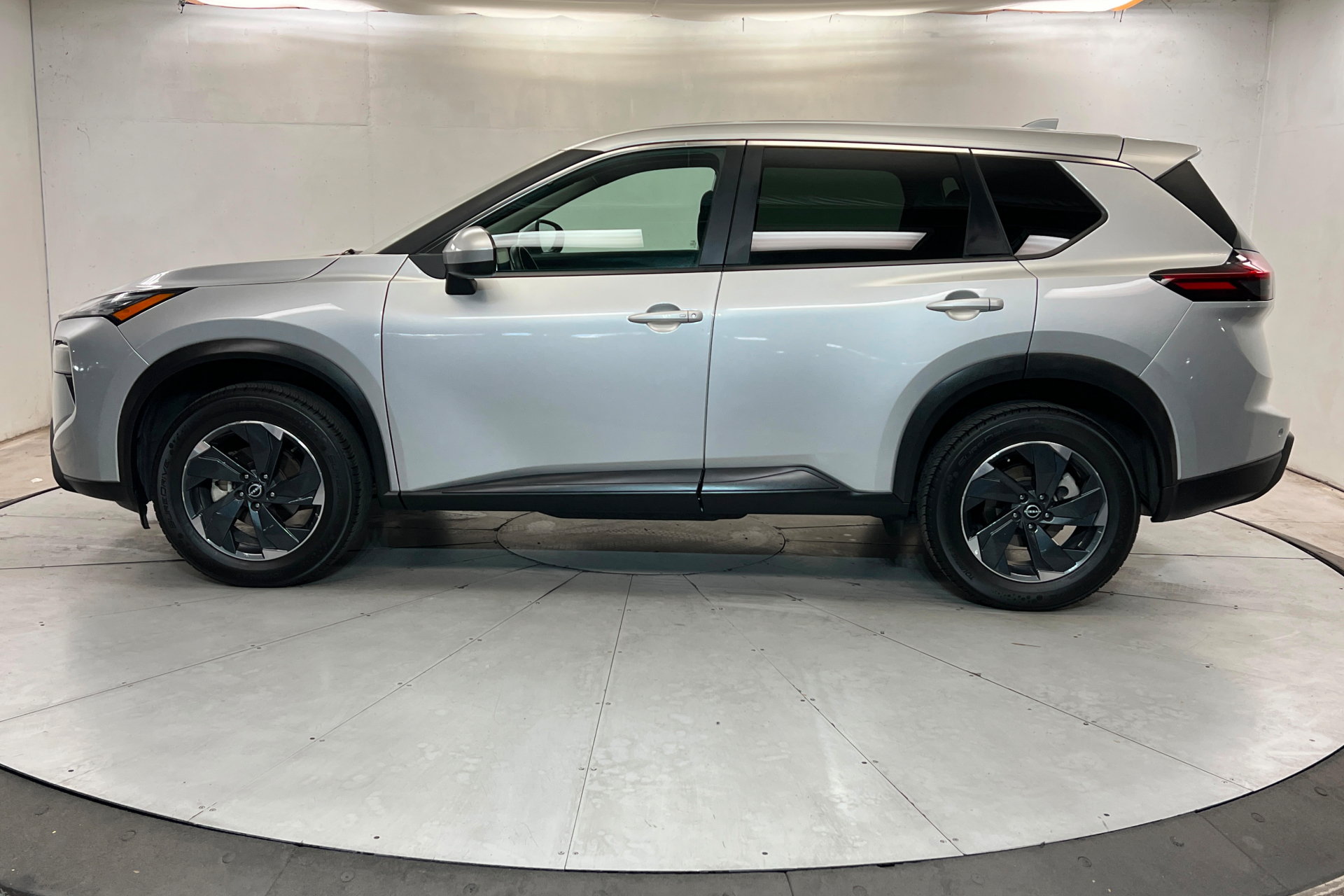 Used 2025 Nissan Rogue SV AWD/4WD image 2