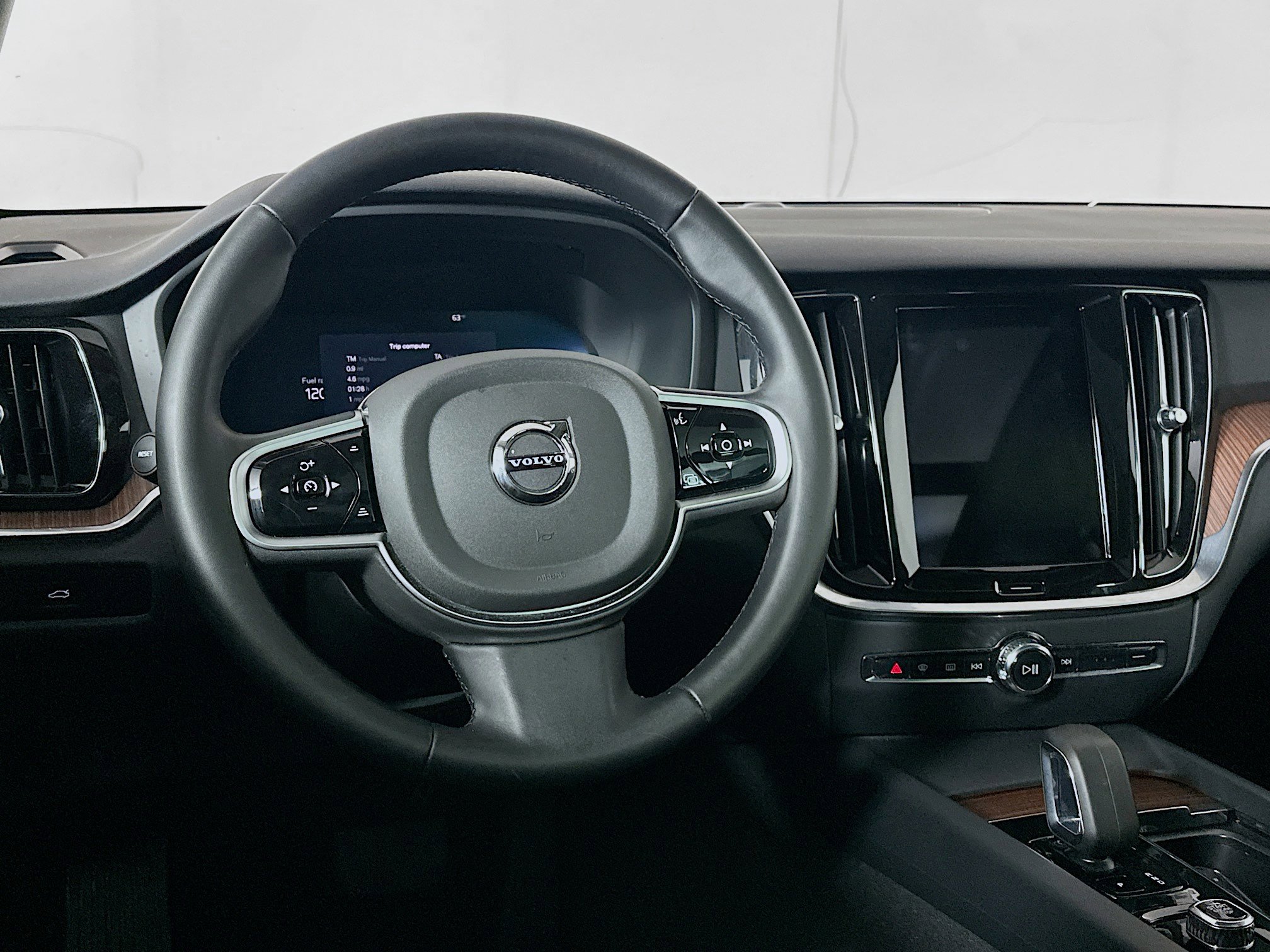 Used 2025 Volvo V60 B5 Cross Country Plus image 18