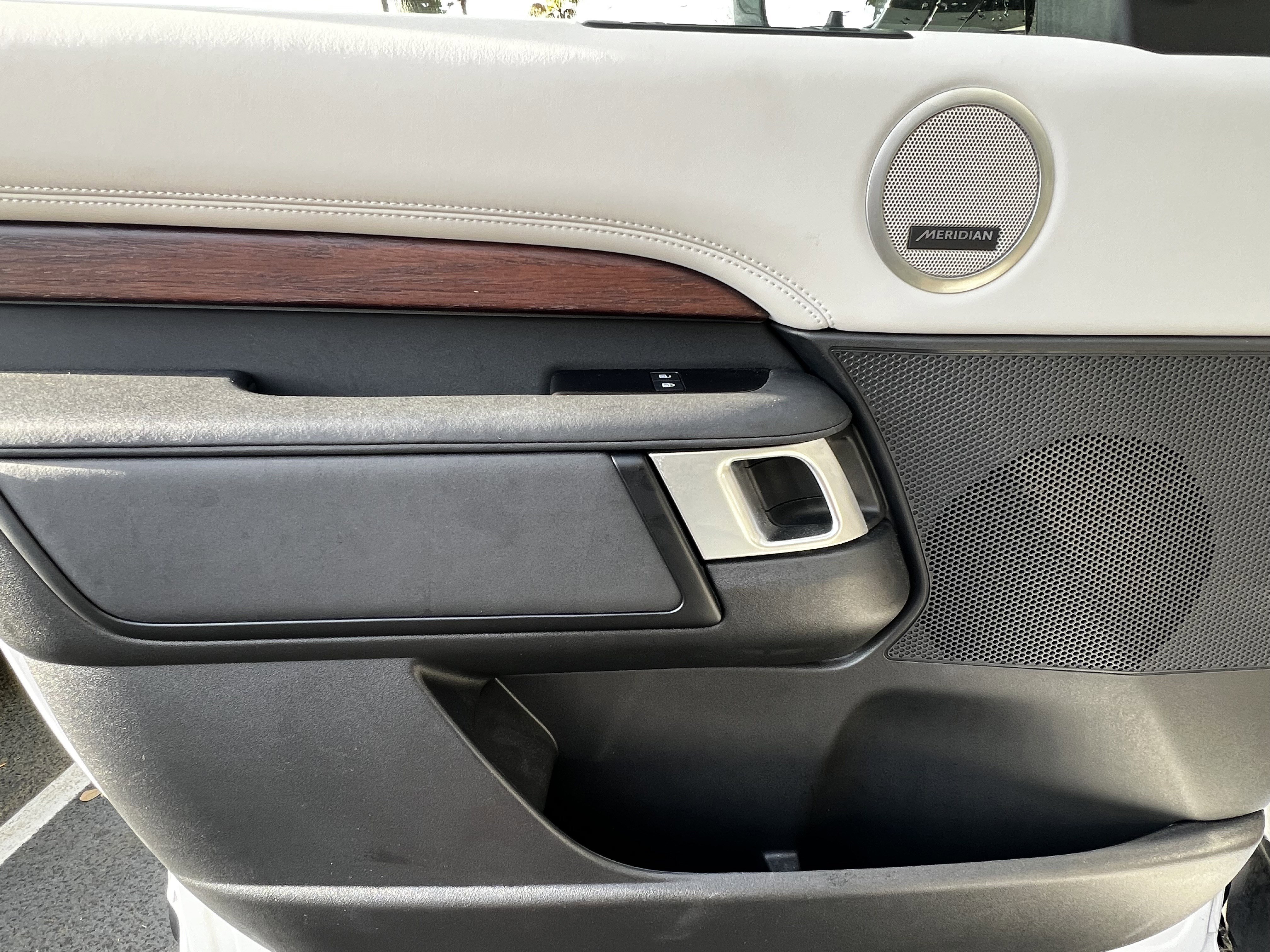 Used 2023 Land Rover Discovery S image 13