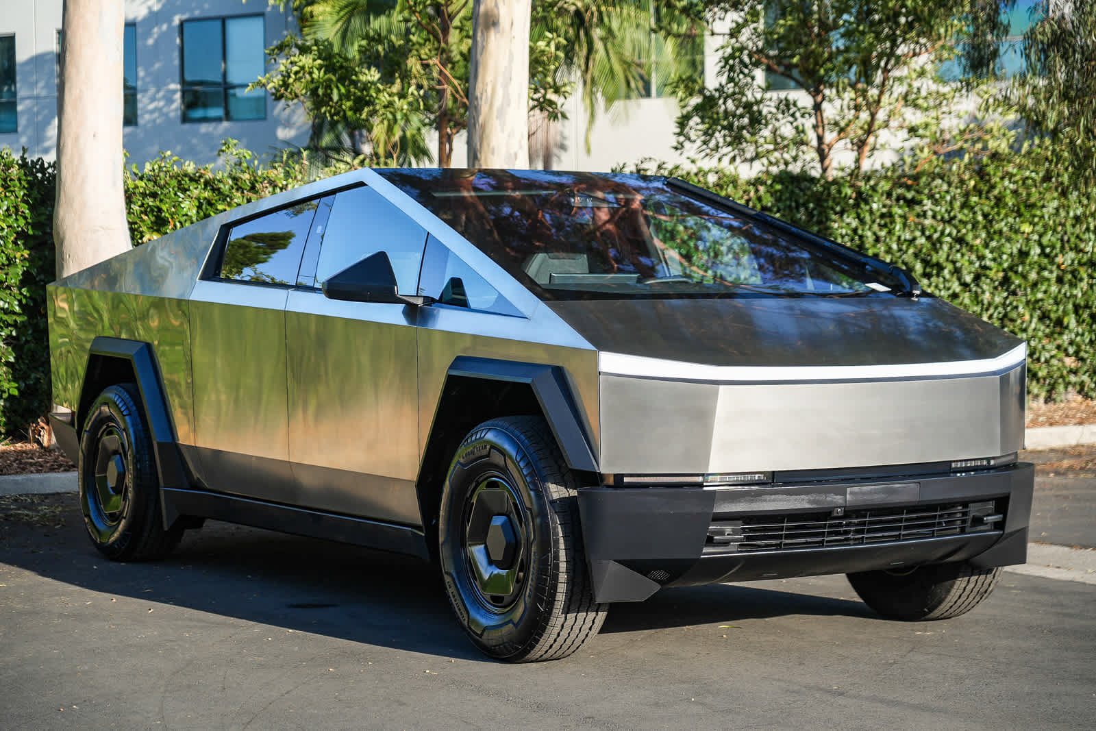 Used 2026 Tesla Cybertruck AWD Crew Cab image 4