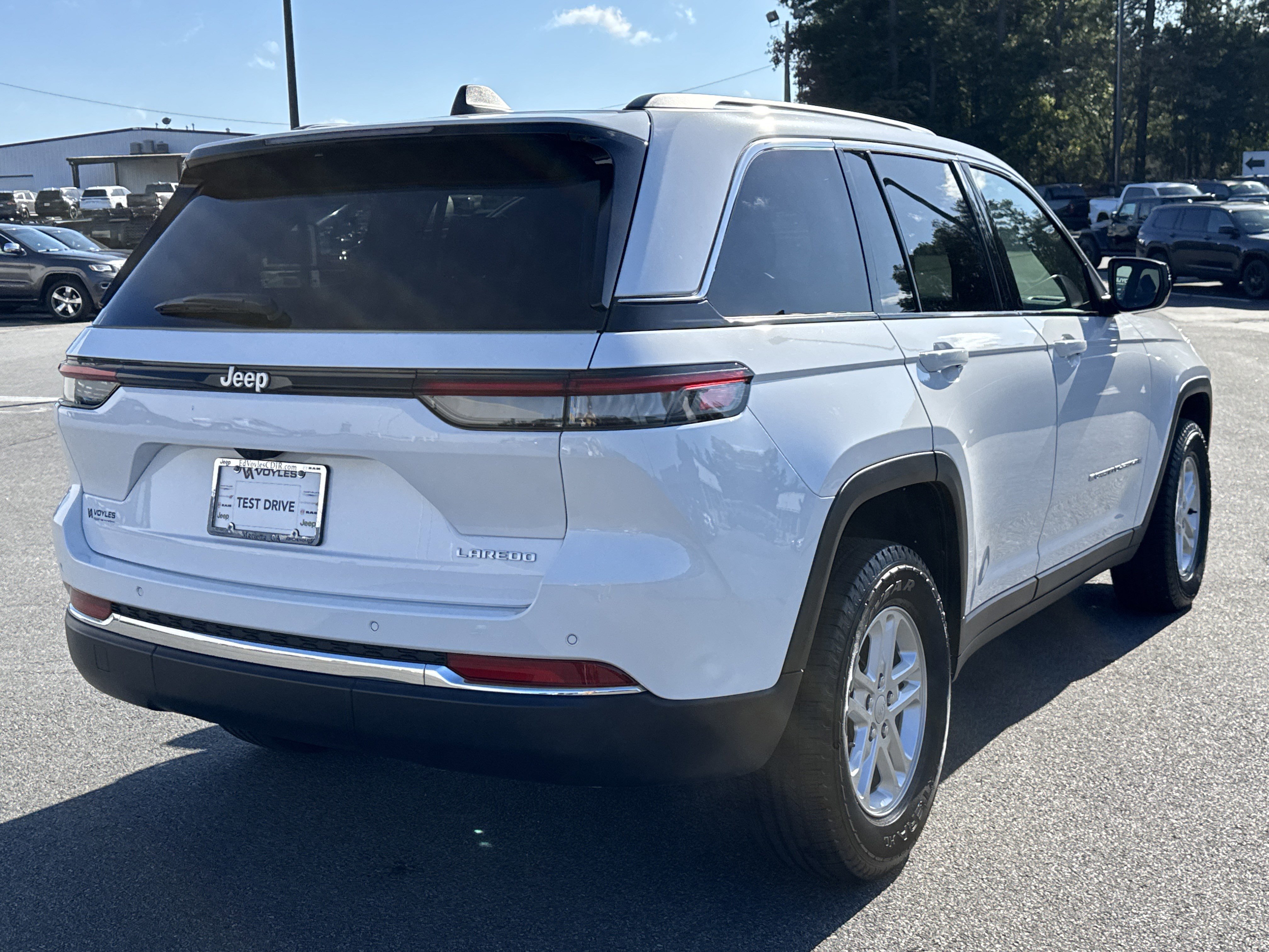 Used 2025 Jeep Grand Cherokee Laredo w/ Luxury Tech Group I image 8