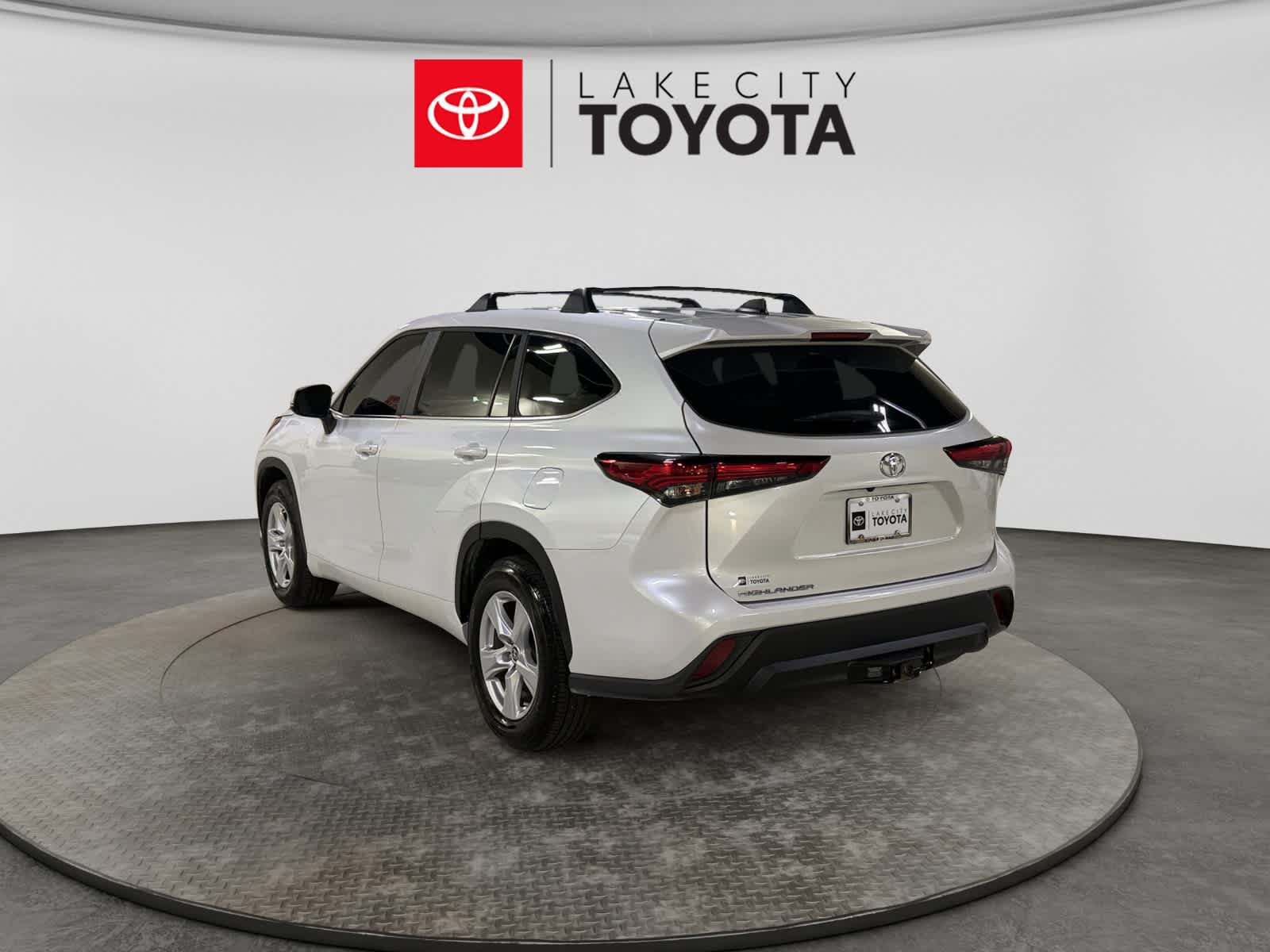 Used 2023 Toyota Highlander L FWD image 5