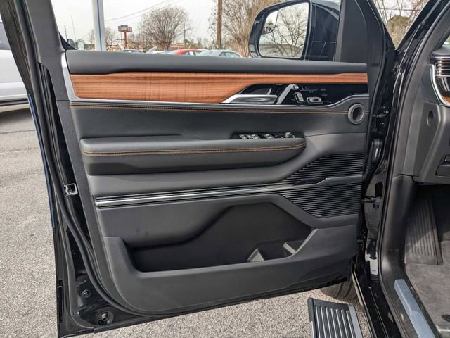 Used 2024 Jeep Grand Wagoneer Series III w/ Flexible Seating Group AWD/4WD image 9