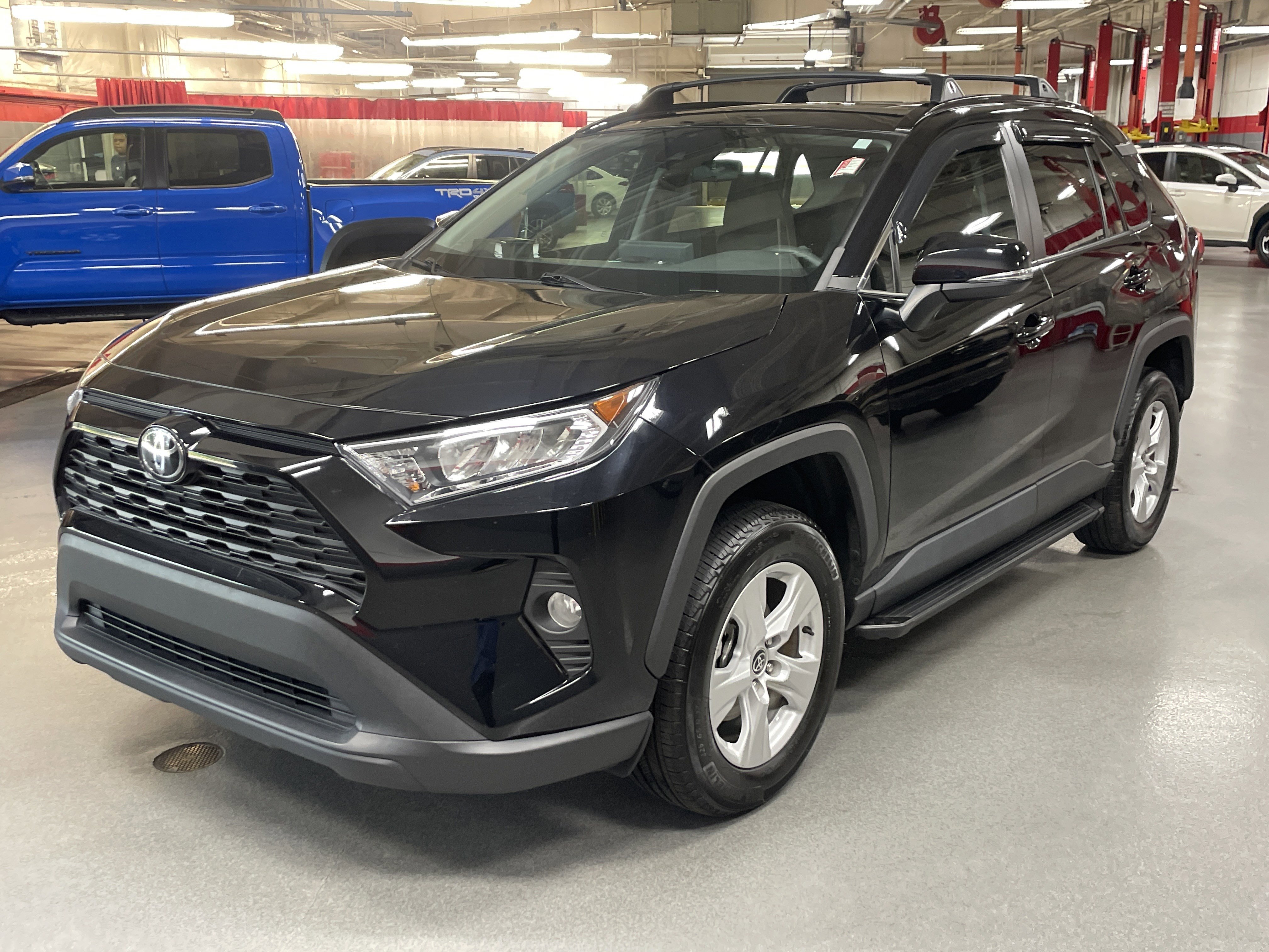 Used 2021 Toyota RAV4 XLE w/ Convenience Package FWD image 5
