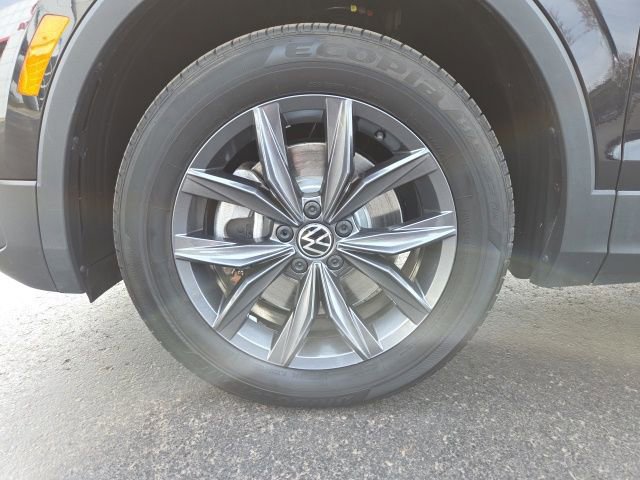 Used 2023 Volkswagen Tiguan SE AWD/4WD image 27